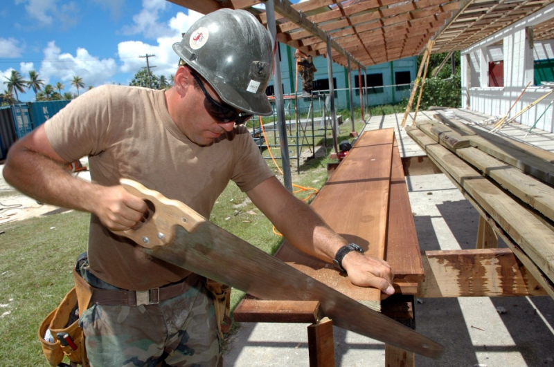 charpentier-TRANS EN PROVENCE-min_worker_construction_building_carpenter_male_job_build_helmet-893290